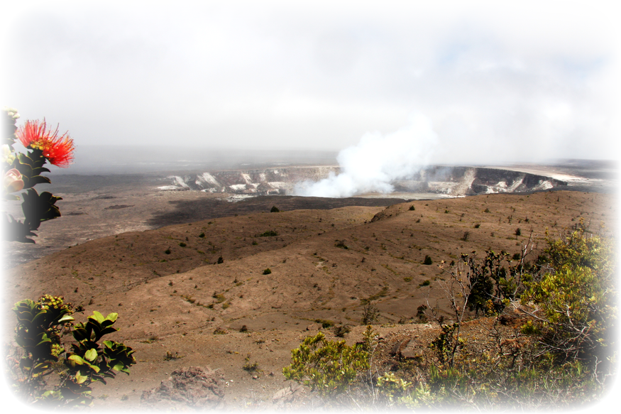 Hawaiʻi Juni 2012 (Bild: Der rauchende Halemaʻumaʻu Krater in der Kīlauea Caldera - bevorzugter Sitz der Feuergöttin Pele)